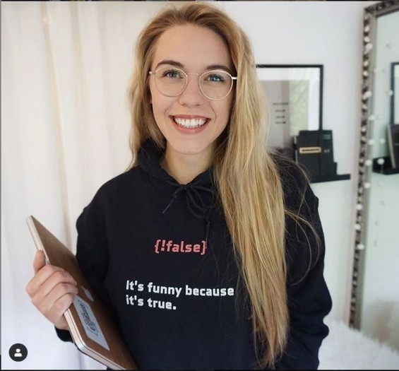 Influencerin und Coderin - wie geht das zusammen? Mit Humor und Sachverstand betreibt Julia Heidinger, Full-Stack-Developerin, ihren Instagram-Account. (Foto: priva)